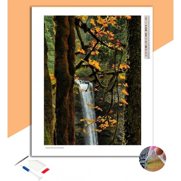 Broderie Diamant Cascade en forêt